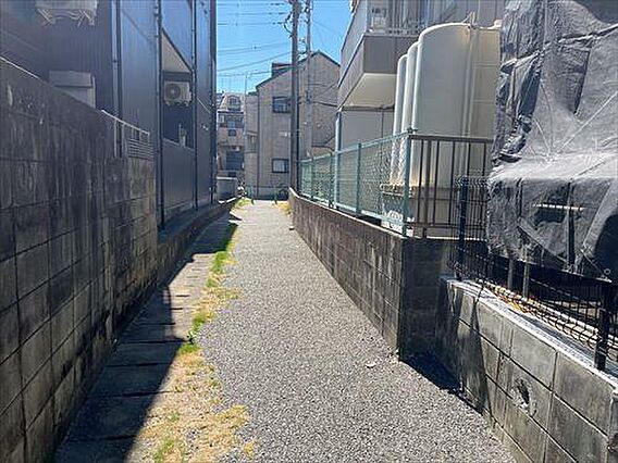北東側前面通路...