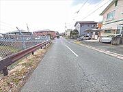 北東側前面道路　撮影日：2026年3月