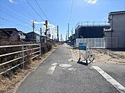 東側前面道路-1
