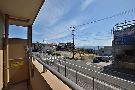 天候により、バルコニーからは金田湾が遠望できます。