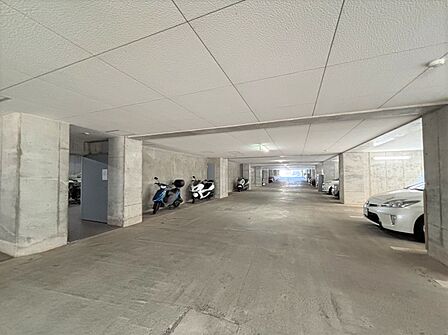 1住戸に1区画の駐車場あり(ただし3年毎に区画入替の抽選、区画により車種制限有り)