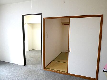リビングから各居室を望む