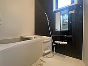 ＜浴室＞バス・トイレ別、独立型のバスルームです。