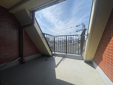 ＜ルーフバルコニー＞洋室側のバルコニーには一部屋根があります。