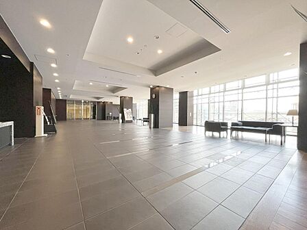 前面窓で明るく、駅を目の前に見ることができます。