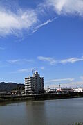 高瀬川対岸からの外観。