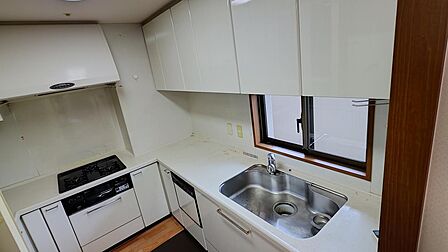 キッチンにも窓があり収納もたっぷり