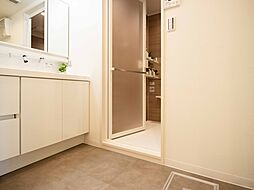 [洗面] 脱衣スペースを含む空間はゆとりの広さを設け、スッキリ保てます。