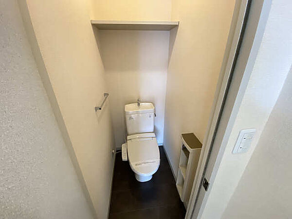 画像6:シャワー式トイレを採用　上部には収納棚もご用意