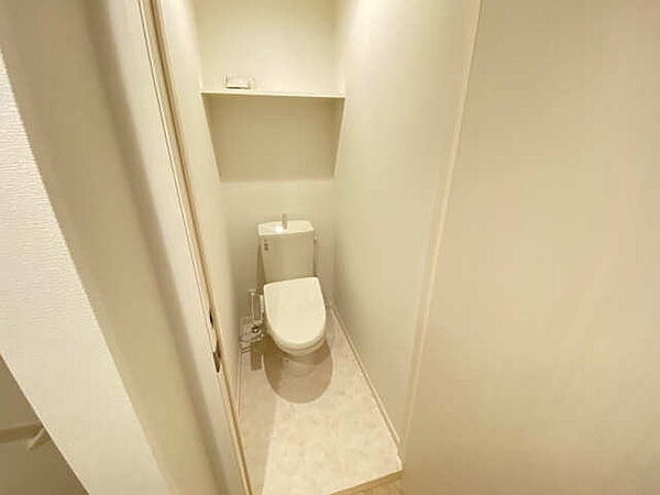 画像7:シャワー式トイレ採用　上部には収納棚も完備　