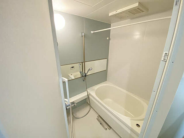 画像6:淡い化粧パネルが浴室を爽やかに演出いたします