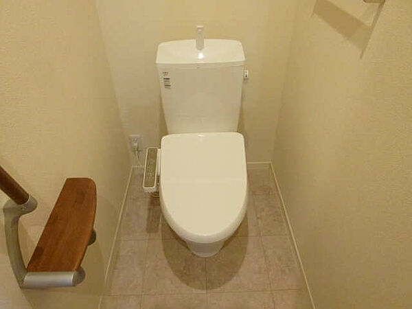 画像7:手すり・温水洗浄便座付きのトイレ