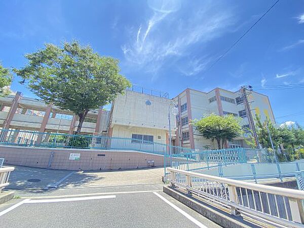 画像30:【小学校】見附小学校まで500ｍ