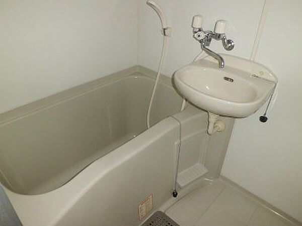 画像30:洗面台付バスルーム。