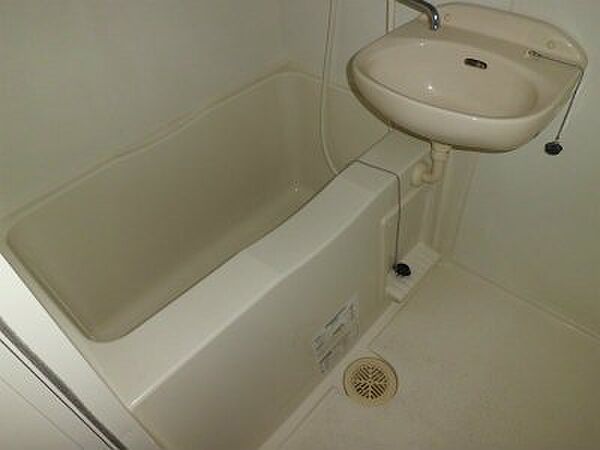 画像8:洗面台付きバスルーム。
