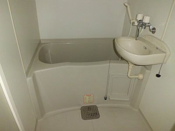 画像21:洗面台付バスルーム。