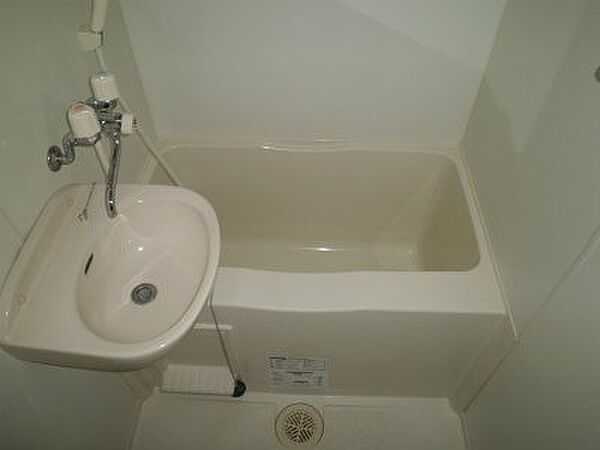 画像14:洗面台付バスルーム。
