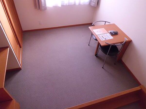 画像14:居室はグレーのカーペット張です。