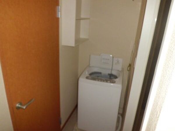 画像12:洗濯機。洗剤を置くのに適した棚が横にあります。