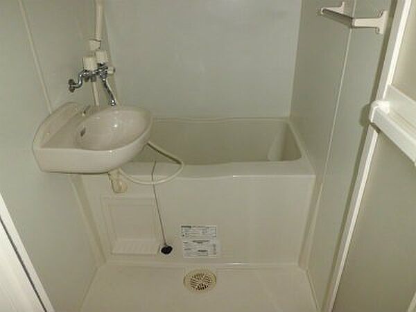 画像8:洗面台付バスルーム。