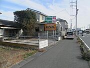 前面には広めの歩道があり、車を駐車しやすくなっています。
