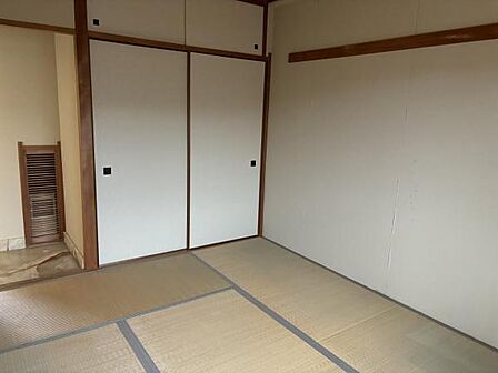 「シンプルな和室。くつろぎの空間として活用できます。