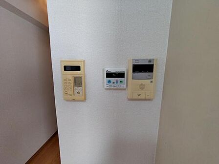 リモコンとインターフォンが1箇所にまとまっており、操作ラクラク。日々の暮らしをサポートします