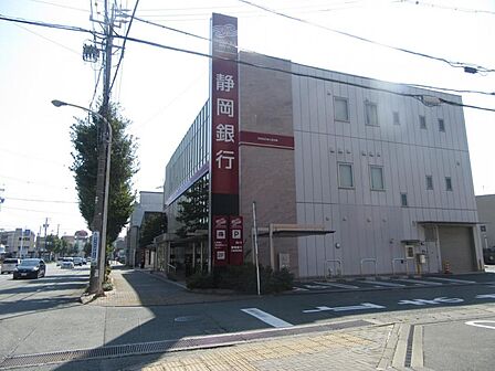 お近くの金融機関まで徒歩2分！