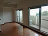 大きな窓から光が差し込む明るいリビング。バルコニーへもスムーズに出入りできます。