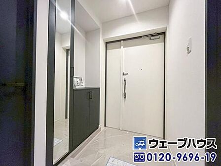 シューズボックス付きの広々とした玄関です。