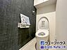 トイレ：収納部分のあるトイレになります。