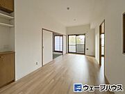 縦長リビングの左右には和室と洋室があります