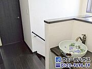 西側の階段を上った先に手洗い場がございます！