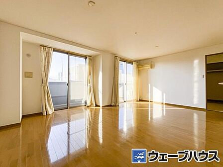 南向きで光の差し込むリビングです。
