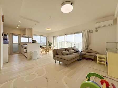 約19帖の広々リビングです!角部屋のため、2面開口部がございます!