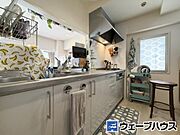 吊り戸のない開放的なキッチン