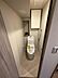 トイレ：温水洗浄便座付きトイレ。小物を整理出来る棚が付いています。トイレットペーパーなども収納できて便利です。