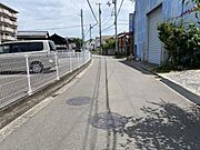 東側前面道路を北から