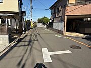 前面道路幅員は5ｍ以上。 車の運転が苦手な方でも楽々駐車できます。