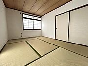 1階　和室　西側。和室は、布団を敷けば寝室として、座卓を置けば茶の間として、自由自在に変化します。