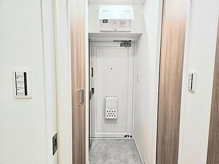 ■ホワイトが基調の明るいクロスでお客様を迎えられる玄関フロア