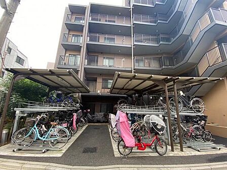 ○駐輪場は屋根付きなので雨から自転車を守ります