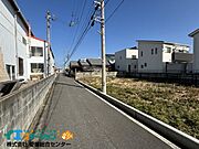 南から見た前面道路です。