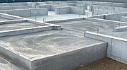 1階の底板全面にコンクリート造の基礎を形成します。面で建物を支える構造のため、耐震性が優れます。また、防虫（シロアリ）や地面からあがってくる湿気を防止するといった面でも優れています。