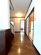 1F玄関から廊下の様子。左手には2階への階段があります。