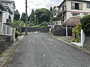 幅員5ｍの私道に面しております