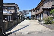 駐車場 広々と2台駐車可能です！ 屋根付きが一台分と倉庫もある駐車場です！
