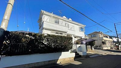 外観：閑静な住宅街の白を基調としたシックな戸建空家の為いつでもご内見頂けます