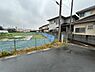 外観：シックなグレーの建物