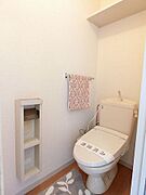 【トイレ】トイレには洗浄機能付き便座を設置！！　ツールボックスや上部棚、タオルハンガーを設置しております♪